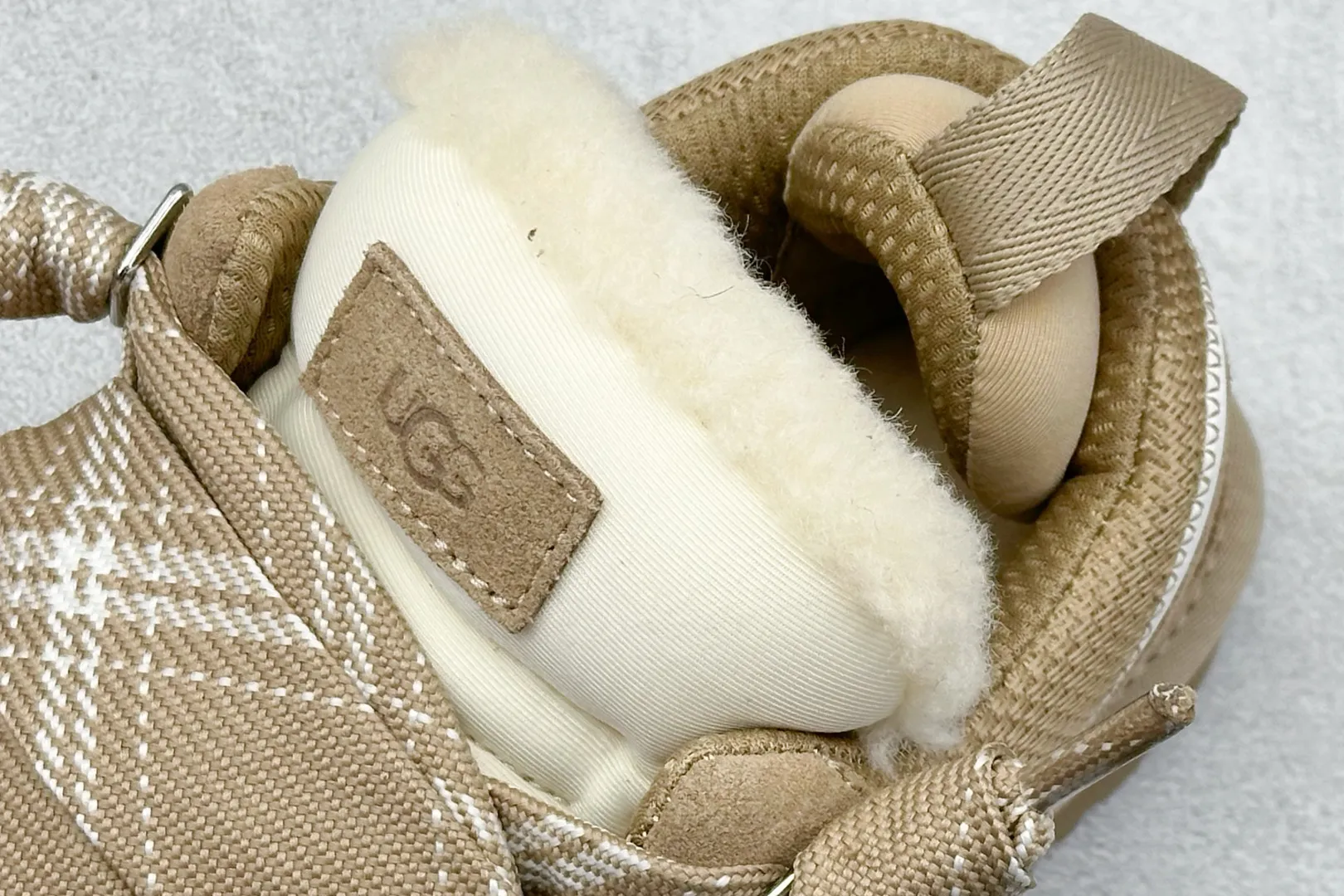 🐲💰 560 Support store UGG sheepskin all-in-one snow boots Mel style upper design, recycled ballistic canvas mesh, high-quality suede upper, two-color flat shoelaces. The inner material of the shoe is made of Longfeng sheep fur. Furry lining keeps warm and locks in heat. The sole material is a comfortable Treadlite by UGG EVA light wing outsole. Item number: 1144032 Size: 35-45